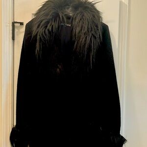 Looks amazing on runs small 6/8. Perfect condition